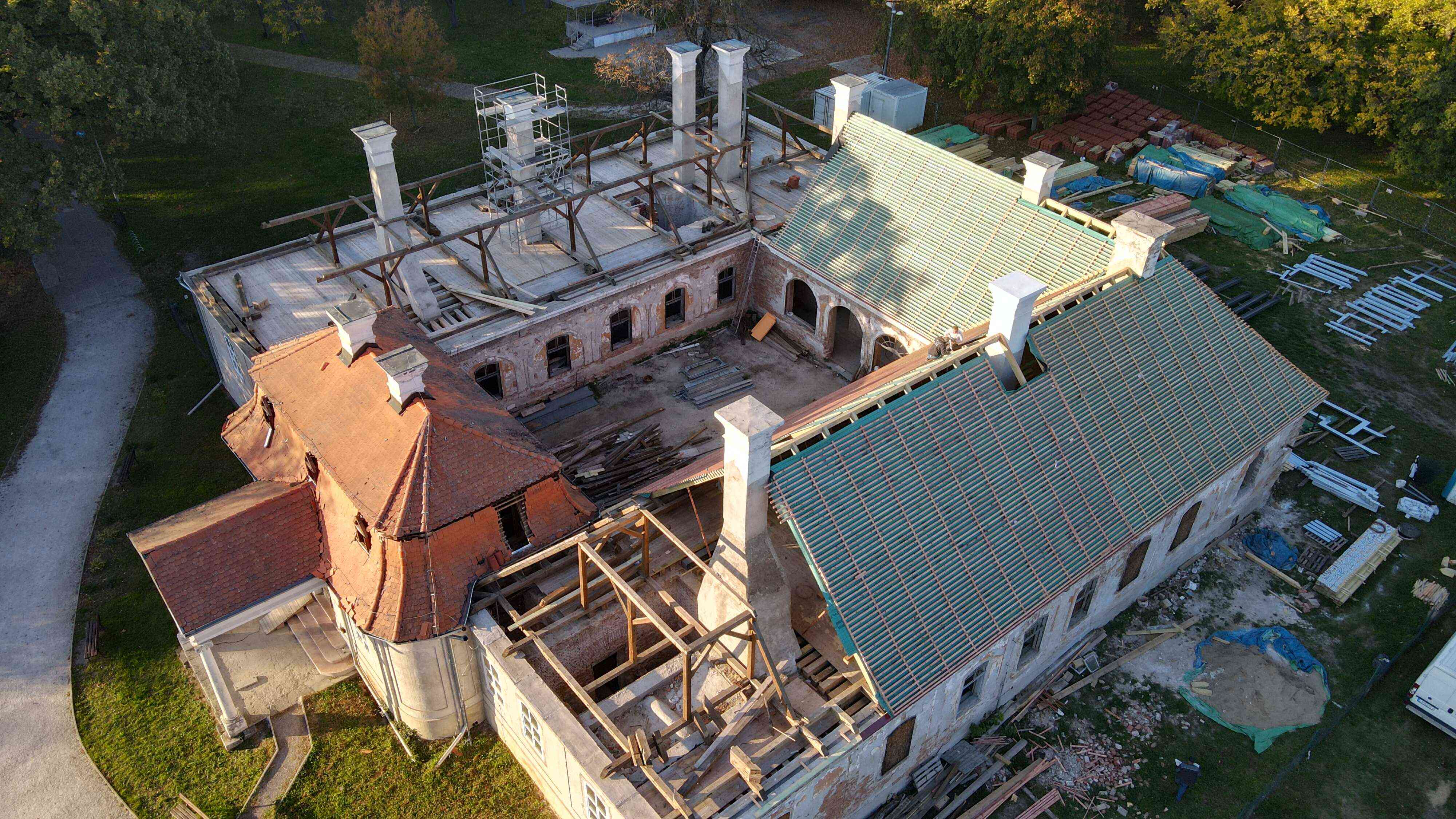 Wiederherstellung des ursprünglichen Aussehens des Schlosses Želiezovce durch einfühlsame Rekonstruktion 